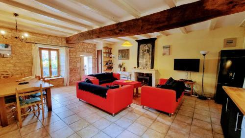 4 Bedroom Holiday Home With Private Pool And Garden