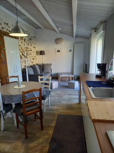Lac Grand Lieu : Maisonnette Au Calme Avec Jardin