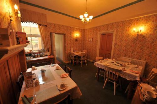 Hostal Riverside Guest House