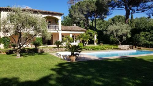Belle Villa Trop�zienne/calme/piscine/3mn Du Centre