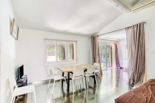 Cosy House With Swimming Pool And Sea View
