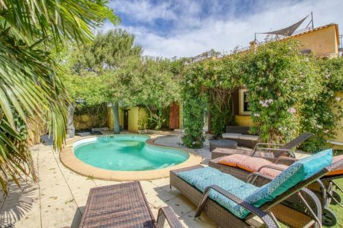 Cosy House With Swimming Pool And Sea View