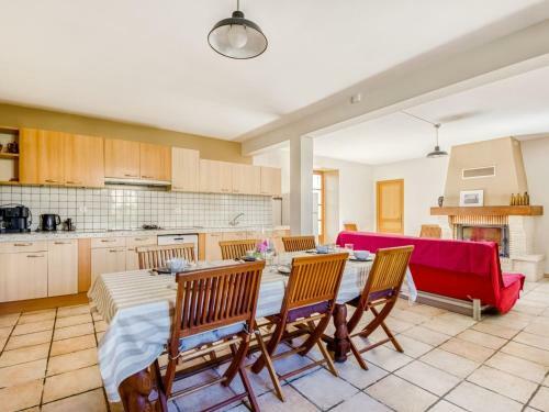Spacious Holiday Home In Sauveterre De L�mance With Library