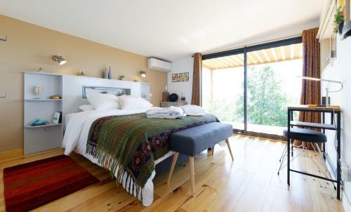 Bed & Breakfast Chambre D'h�tes de Charme � La Maison Bleue
