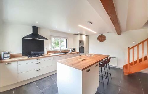 Stunning Home In Ledinghem With Jacuzzi, Sauna And Wifi