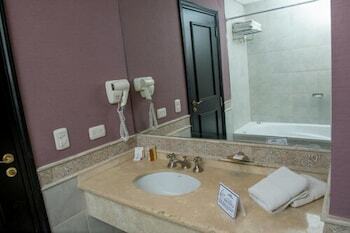 Hotel Howard Johnson Pilar Resort Spa & Convention Center