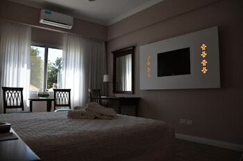 Hotel Howard Johnson Pilar Resort Spa & Convention Center