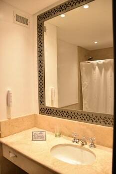 Hotel Howard Johnson Pilar Resort Spa & Convention Center