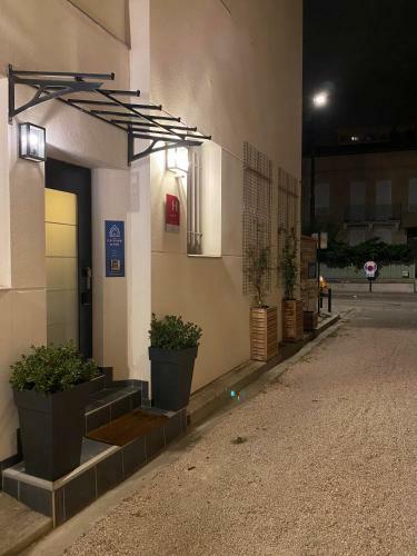 Hotel H�tel Une Chambre En Ville