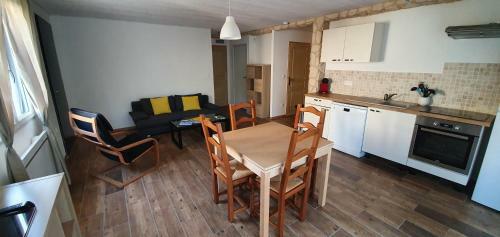 Logement, Rez-de-jardin D?une Maison, Or�e Du Bois