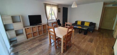 Logement, Rez-de-jardin D?une Maison, Or�e Du Bois