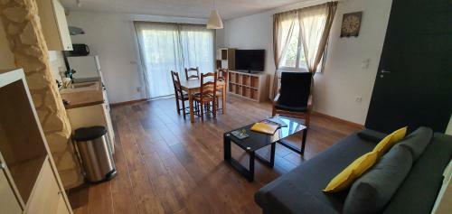 Logement, Rez-de-jardin D?une Maison, Or�e Du Bois