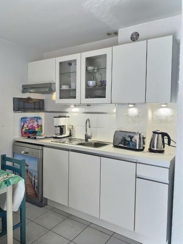 A 450m de La Plage - Agr�able Pavillon Avec Pisicine Commune