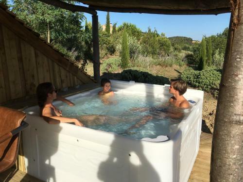 Bed & Breakfast Cabanes Tr�sors de Campagne,spas Privatifs