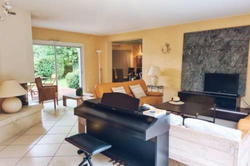 Superb Family Villa With Garden And Terrace