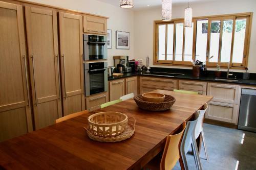 Stunning High Standard Villa, Heated Pool+aircon+terrace+garden