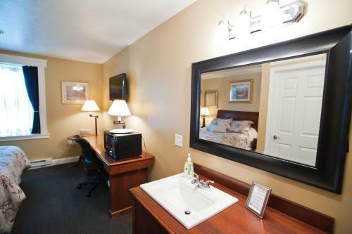 Beacon Hotel Oswego