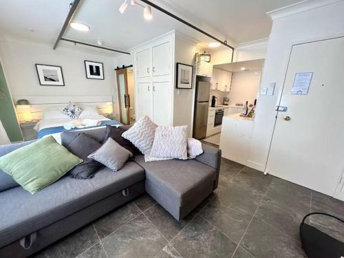 Iconic & Central Inner City Apartment W/ Free Park