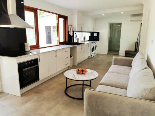 Modern Villa Close To Cbd, Airport, Botanical Gardens