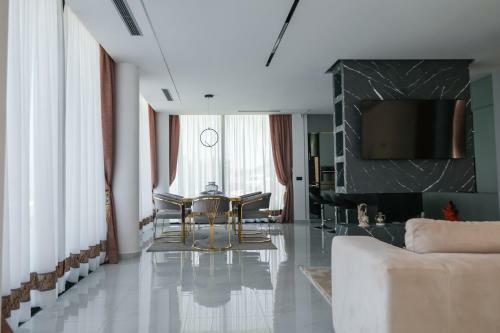 Panoramic Lake View Luxury Villa