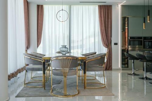 Panoramic Lake View Luxury Villa