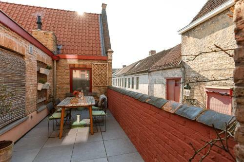 Midcentury Design Apartment With Outdoor Patio