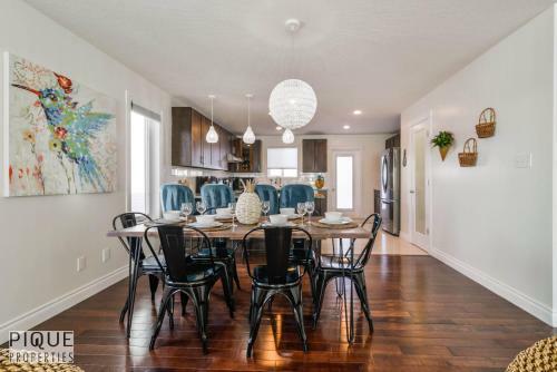 Villa New, 3bdrm Tropical Oasis, Central, Garage, Fireplace, Wifi!