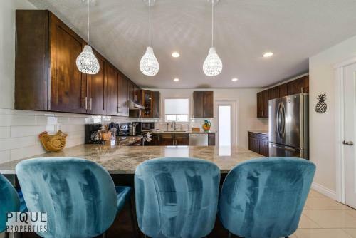 Villa New, 3bdrm Tropical Oasis, Central, Garage, Fireplace, Wifi!