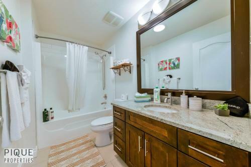 Villa New, 3bdrm Tropical Oasis, Central, Garage, Fireplace, Wifi!