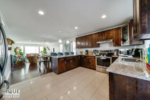 Villa New, 3bdrm Tropical Oasis, Central, Garage, Fireplace, Wifi!