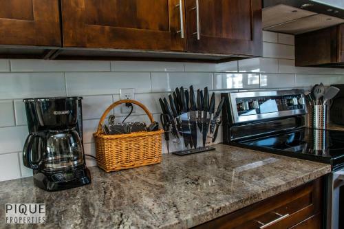 Villa New, 3bdrm Tropical Oasis, Central, Garage, Fireplace, Wifi!