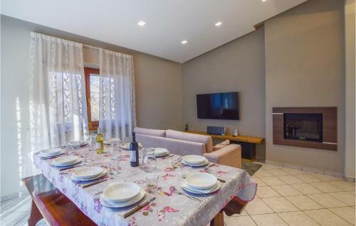Nice Home In Arcidosso With Wifi And 5 Bedrooms