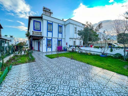 Huge 3br Villa With A Beautiful Garden At Ortakent