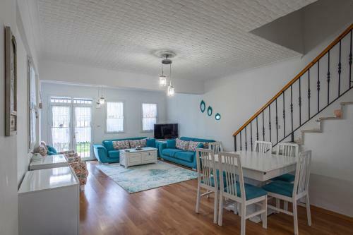 Huge 3br Villa With A Beautiful Garden At Ortakent