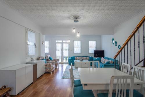 Huge 3br Villa With A Beautiful Garden At Ortakent