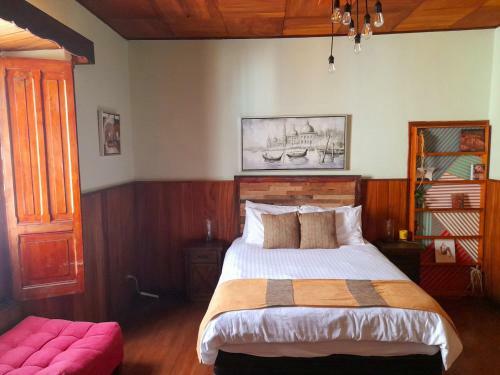 Hostal Hotel Much�