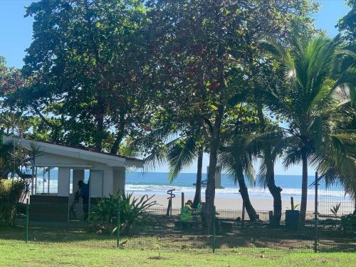 Apartamento Poseidon's Beachfront Sanctuary