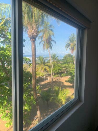 Apartamento Poseidon's Beachfront Sanctuary