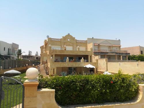 Luxurious 8 Master-bedroom Villa Overlooking Large Lake Marina 4