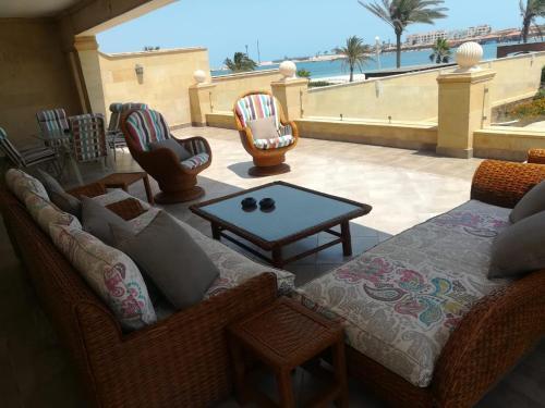 Luxurious 8 Master-bedroom Villa Overlooking Large Lake Marina 4