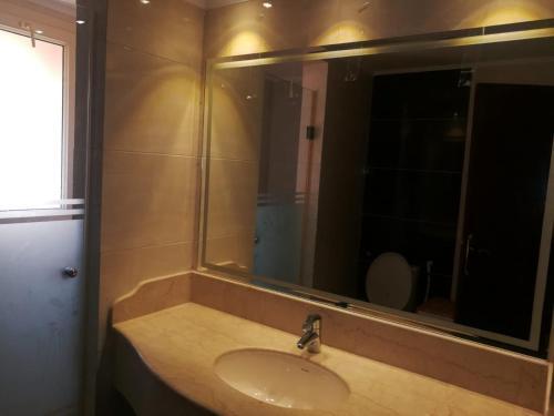 Luxurious 8 Master-bedroom Villa Overlooking Large Lake Marina 4