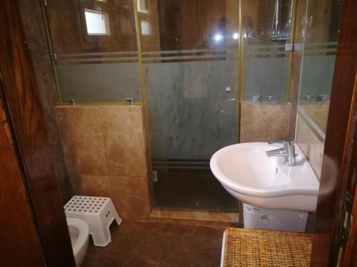 Luxurious 8 Master-bedroom Villa Overlooking Large Lake Marina 4