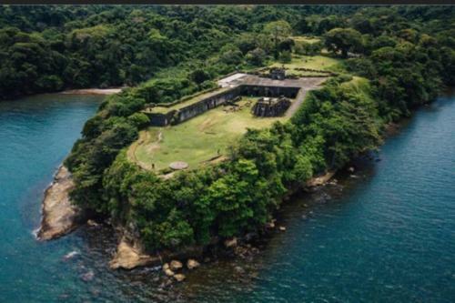 Casa Cerca de Comunidad Indigena Y Canal de Panam�