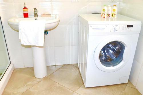 Comfortable And Spacious Apartment With Ocean Views Of Cabral Beach
