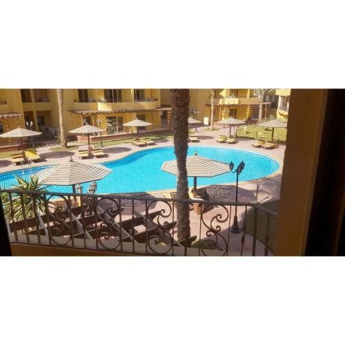 British Resort Pool View Apartments