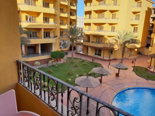 British Resort Pool View Apartments
