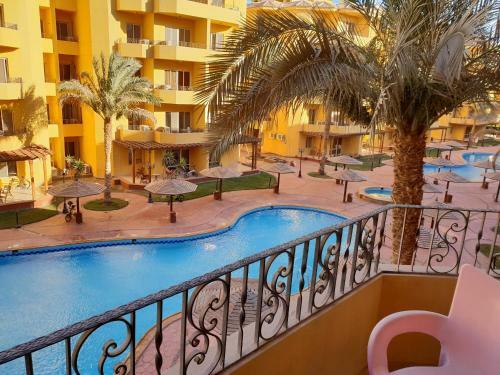 British Resort Pool View Apartments