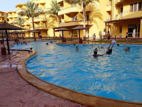 British Resort Pool View Apartments
