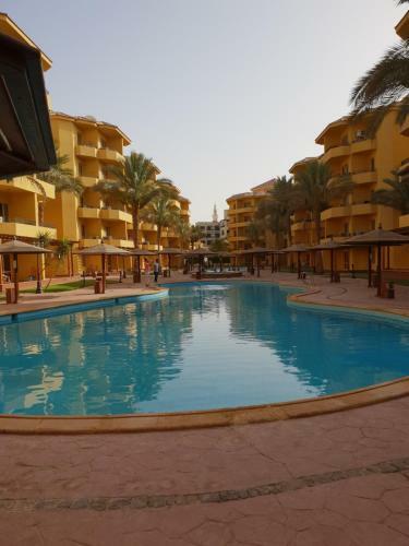 British Resort Pool View Apartments