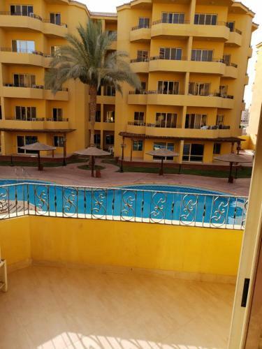 British Resort Pool View Apartments